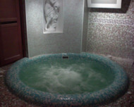 Круглая чаша бассейна с гейзером