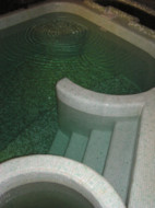 Бассейн с купелью, аэромассажной зоной и римской лестницей