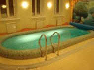 Бассейн со скиммером, подводными фонарями и водным покрывалом