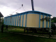 Доставлен на место установки крупногабаритный уличный бассейн, изготовленный в цехе